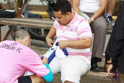 ประมูลช่วยสึนามิ