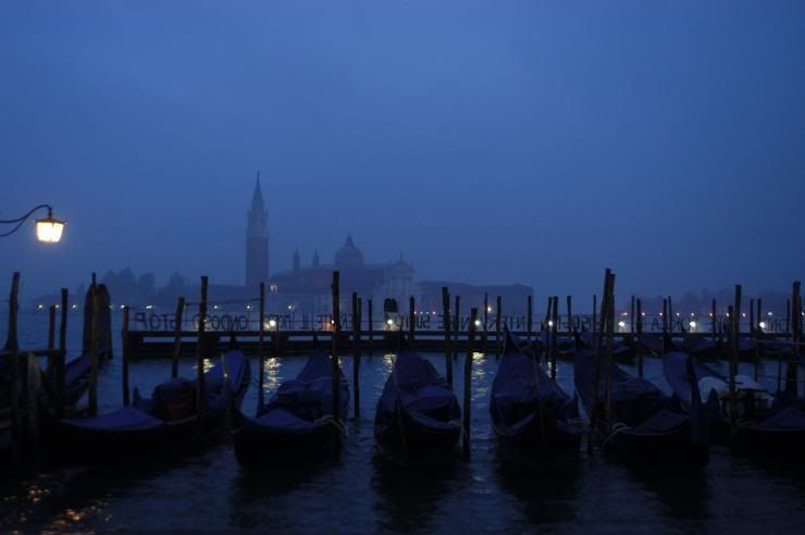 Venice_Gondolas_and_boats_001.jpg