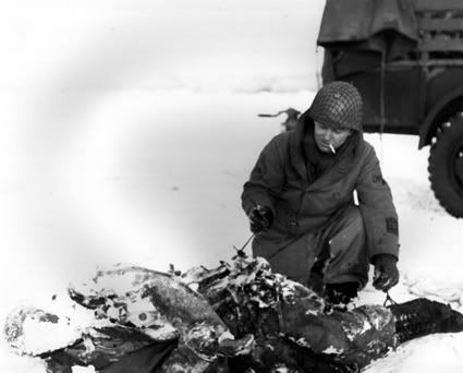 Dead_paratrooper_101st_Airborne_Div.jpg