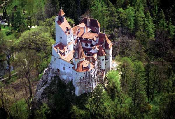 castel_bran_aka_dracula_castle.jpg