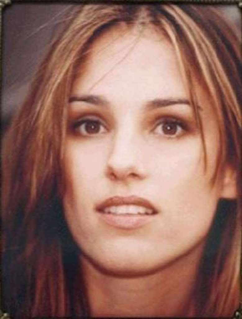 Amy Jo Johnson Up Close Face Pose Wallpaper Photo by JasonDavidFrank420 ...